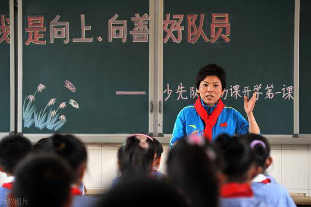 恩佐在反复试探抚摸后很快就确定了这是梅西的面具：“这上面有洞，是个面具对吧？是梅西吗？随后恩佐也欣喜地戴上了梅西的面具，同时毫不掩饰自己对梅西的崇拜：“他是我的偶像，对我来说他是一个非常特别的人。